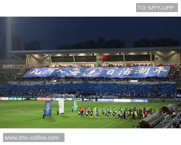 足球馆内激情四溢球迷齐聚共享精彩赛事与友谊时刻